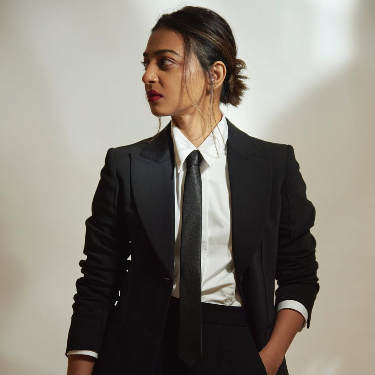 ఏరు దాటేవరకు ఓడ మల్లన్న.. దాటిన తరువాత బోడి మల్లన్న.. ఇప్పుడు ఈ సామెత ఎందుకు అనుకుంటున్నారు కదా..? రాధికా ఆప్టే తీరు చూస్తుంటే ఇదే అనిపిస్తుంది మరి. తెలుగులో సినిమాలు చేసినన్ని రోజులు ఆహా ఓహో అనేసి.. ఇప్పుడేమో ఛీఛీ టాలీవుడ్ అంటున్నారు. మరి ఆమె బాధేంటో.?