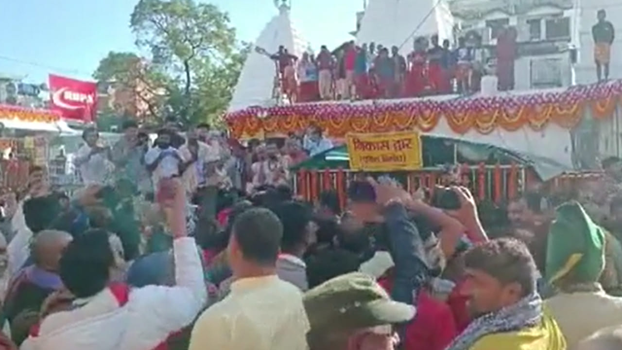 భారత్ జోడో న్యాయ్యాత్రలో 'జై శ్రీరాం.. జై మోదీ' నినాదాలు.. రెండు వర్గాల మధ్య తోపులాట భారత్ జోడో న్యాయ్యాత్రలో 'జై శ్రీరాం.. జై మోదీ' నినాదాలు.. రెండు వర్గాల మధ్య తోపులాట