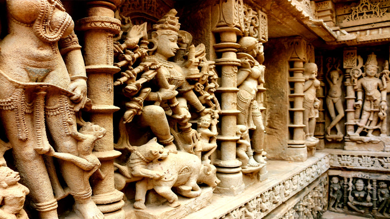 ఈ స్టెప్ వెల్ పొడవు 64 మీటర్లు, వెడల్పు 20 మీటర్లు, లోతు 28 మీటర్లు. 'రాణి కి వావ్'లో 500 కంటే ఎక్కువ ప్రధాన శిల్పాలు ఉన్నాయని, 'రాణి కి వావ్' ఏడు అంతస్తులుగా ఉంటుంది. రిజర్వ్ బ్యాంక్ ఆఫ్ ఇండియా తన రూ.100 నోటులో పటాన్లో తయారు చేసిన 'రాణి కీ వావ్'ని ముద్రించింది. మీరు దాని డిజైన్ను నోట్పై చూడవచ్చు. ఈ లేత ఊదా రంగు నోట్పై రాసిన 'రాణి కి వావ్' నిజంగానే అనేక చారిత్రక కారణాలను కలిగి ఉంది. అయితే, ఈ విశిష్ట వారసత్వం గురించి అనేక ఆసక్తికరమైన విషయాలు ఉన్నాయి. ఇది మరింత చారిత్రాత్మకమైనది.