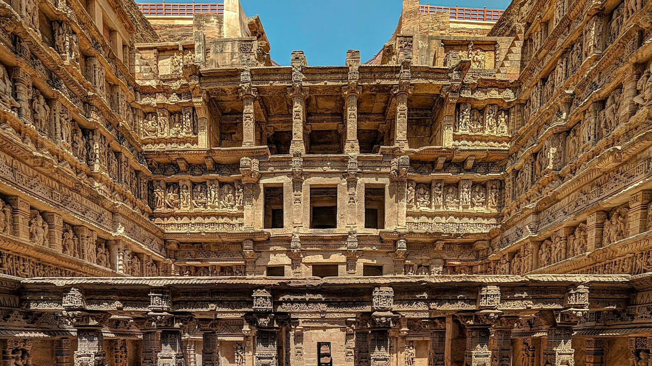 పుస్తకాలలో 'రాణి కి వావ్' వివరణ: జైన సన్యాసి, మేరుతుంగ 1304 కూర్పులో, నర్వరః ఖంగరా కుమార్తె ఉదయమతి పటాన్లో ఈ మెట్ల బావిని నిర్మించినట్లు పేర్కొనబడింది. 1063లో మెట్టబావిని ప్రారంభించి 20 ఏళ్ల తర్వాత పూర్తి చేసినట్లు కూడా పేర్కొన్నారు. 1890లలో పురావస్తు శాస్త్రవేత్తలు హెన్రీ కౌసెన్స్, జేమ్స్ బర్గెస్ దీనిని సందర్శించారు. అది పూర్తిగా ఇసుక. బురదలో కూడుపోయింది. కొన్ని స్తంభాలు మాత్రమే కనిపించాయి. మెట్ల బావి 1940లలో తిరిగి వెలికితీశారు. 1980లలో భారత పురావస్తు శాఖ ద్వారా పునరుద్ధరించబడింది. మెట్ల బావి 2014 నుండి యునెస్కో ప్రపంచ వారసత్వ ప్రదేశాలలో ఒకటిగా ఎంపిక చేసింది.