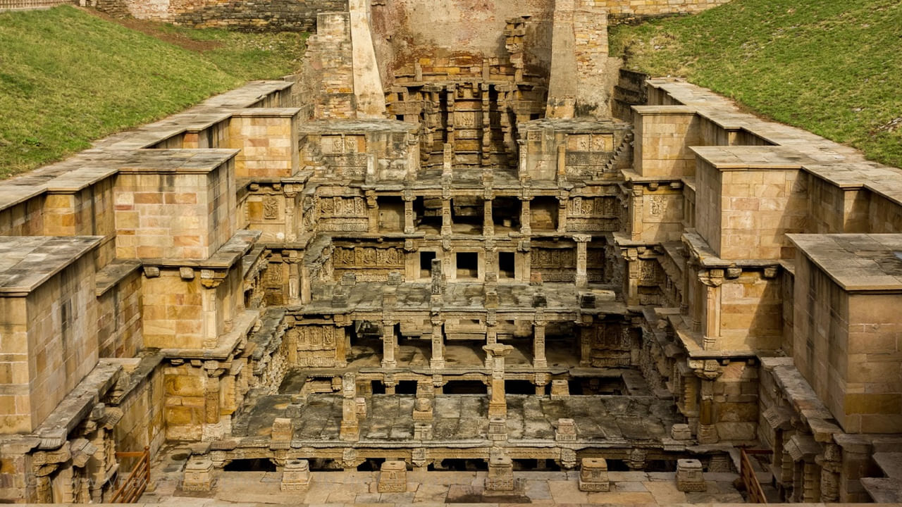 ఇది నీటి స్వచ్ఛతను హైలైట్ చేస్తుంది. ఇది సున్నితమైన హస్తకళ, వాస్తుశిల్పం, అత్యుత్తమ అత్యంత ప్రసిద్ధ ఉదాహరణలలో ఒకటిగా ప్రఖ్యాతి చెందింది. హస్తకళాకారులు ప్రదర్శించే నిర్మాణ శైలిని మారు-గుర్జార్ అంటారు. 'రాణి కి వావ్' లోతు మొత్తం ఏడు స్థాయిలుగా విభజించబడింది.