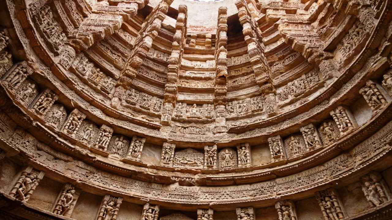 మీరు ఎప్పుడూ నిలువుగా, నేరుగా ఉన్న ఆలయాలనే చూసి ఉంటారు. కానీ ప్రపంచంలోని ఏకైక తలకిందుల ఆలయం భారతదేశంలో ఉందని మీకు తెలుసా..?ప్రపంచంలో తలకిందులుగా ఉన్న ఏకైక నిర్మాణం ఇది. దీని నిర్మాణాన్ని చూస్తే మీరు ఆశ్చర్యపోతారు. గుజరాత్లోని పటాన్లోని 'రాణి కి వావ్' మెట్ల బావిని తలకిందులు చేసిన దేవాలయంగా పిలుస్తారు.