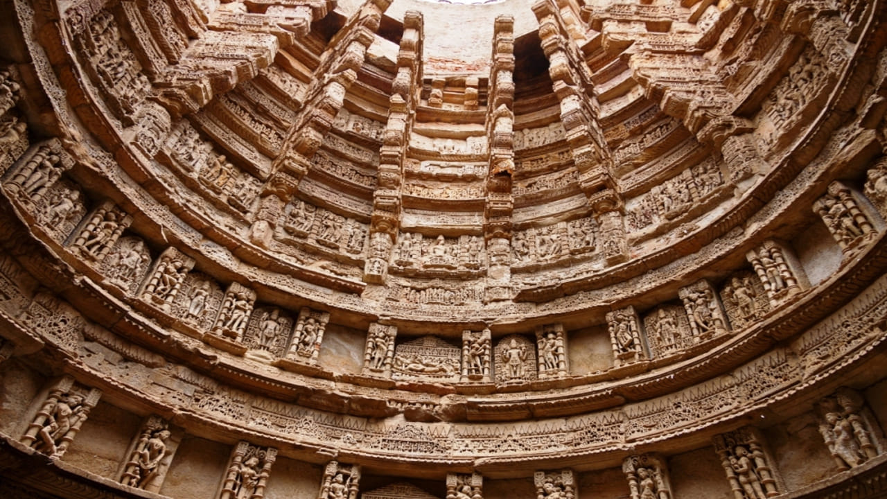 మీరు ఎప్పుడూ నిలువుగా, నేరుగా ఉన్న ఆలయాలనే చూసి ఉంటారు. కానీ ప్రపంచంలోని ఏకైక తలకిందుల ఆలయం భారతదేశంలో ఉందని మీకు తెలుసా..?ప్రపంచంలో తలకిందులుగా ఉన్న ఏకైక నిర్మాణం ఇది. దీని నిర్మాణాన్ని చూస్తే మీరు ఆశ్చర్యపోతారు. గుజరాత్లోని పటాన్లోని 'రాణి కి వావ్' మెట్ల బావిని తలకిందులు చేసిన దేవాలయంగా పిలుస్తారు.