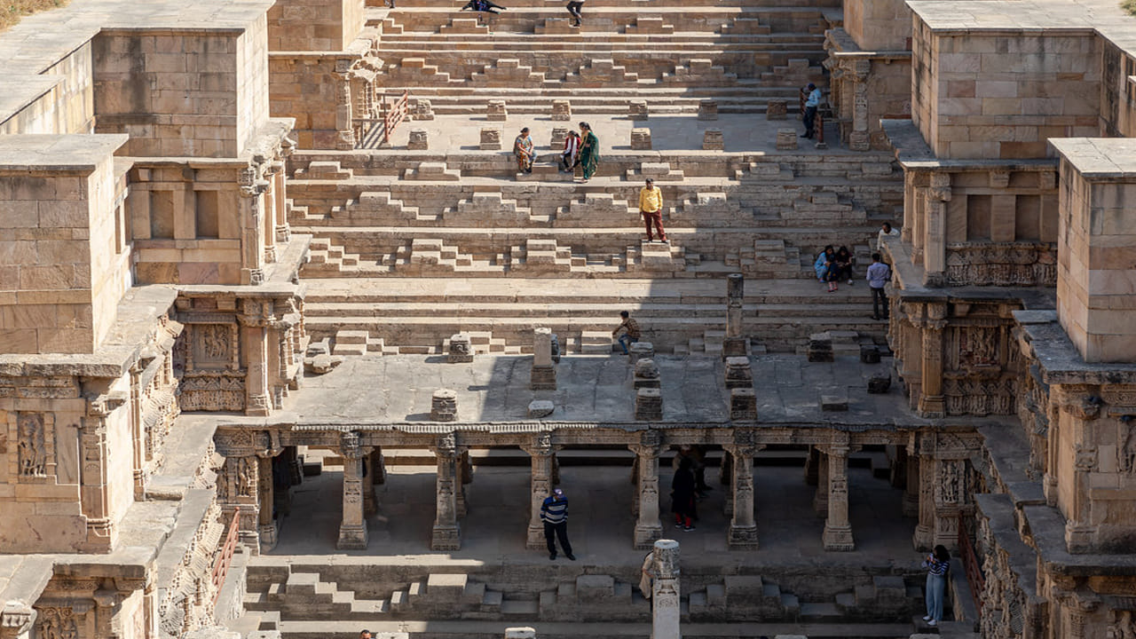 'రాణి కి వావ్' చరిత్ర: చాళుక్య రాజవంశానికి చెందిన రాణి ఉదయమతి తన భర్త భీమ్దేవ్ జ్ఞాపకార్థం 1063లో మెట్ల బావిని నిర్మించింది. ఈ స్టెప్వెల్ను క్వీన్స్ స్టెప్వెల్ అని పిలుస్తారు. ఎందుకంటే ఇది రాణి ప్రేమకు చిహ్నం.