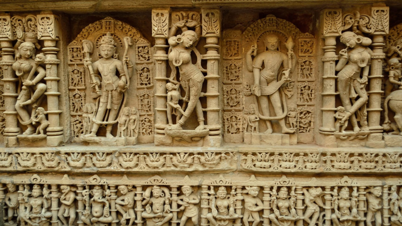 'రాణి కి వావ్' ఎంతో అందమైన, అద్భుతమైన పనితనానికి ఉదాహరణ అనడంలో సందేహం లేదు. మీరు పై నుండి చూస్తే, చెక్కిన నిలువు వరుసలు, 800 కంటే ఎక్కువ విగ్రహాలతో మెట్లు అనేక స్థాయిల గుండా వెళతాయి. వాటిలో చాలా వరకు విష్ణువు అవతారాలు. ఈ మెట్ల బావిని తలకిందులు చేసిన దేవాలయం రూపంలో నిర్మించారు.