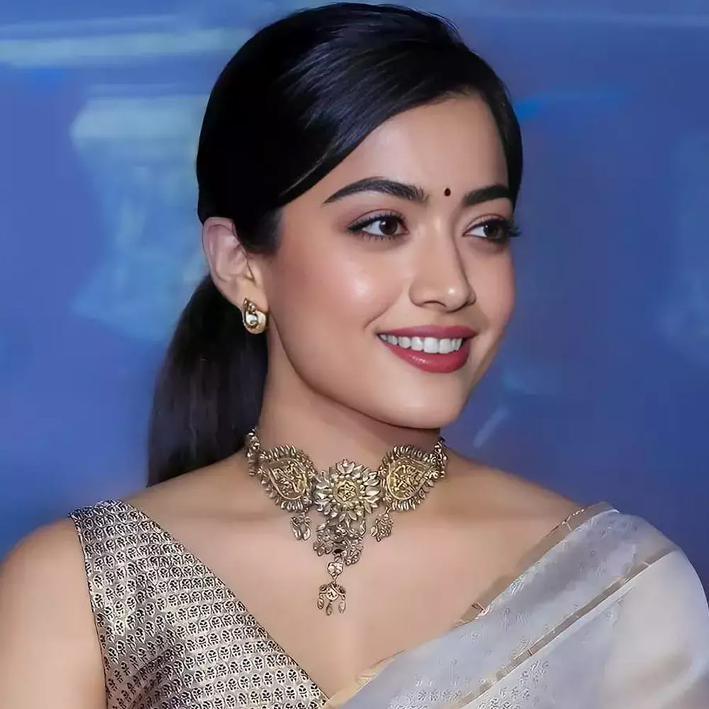 దీపిక పదుకొనే సైతం తెలుగు, హిందీ బ్యాలెన్స్ చేస్తున్నారు. ప్రభాస్ కల్కితో టాలీవుడ్ ఎంట్రీ ఇస్తున్న దీపిక.. రెమ్యునరేషన్ బాగుంటే ఇక్కడే మరిన్ని సినిమాలు చేయాలని చూస్తున్నారు. ఇక పూజా హెగ్డే, సమంత, రష్మిక మందన్న సైతం తెలుగు, హిందీ ఇండస్ట్రీలను బ్యాలెన్స్ చేస్తున్నారు.