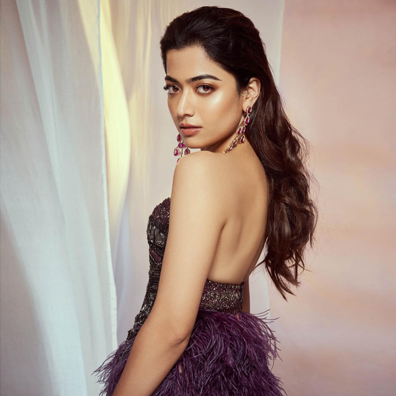 యానిమల్ సినిమాతో బ్లాక్ బస్టర్ హిట్ అందుకున్న రష్మిక మందన్న, ఆ సినిమా సూపర్ హిట్ అయినా సక్సెస్ సెలబ్రేషన్స్లో మాత్రం కనిపించలేదు. దీంతో యూనిట్ రష్మికను నెగ్లెట్ చేసిందని, రష్మికే యూనిట్కు దూరంగా ఉంటుందని రకరకాల వార్తలు వైరల్ అయ్యాయి.