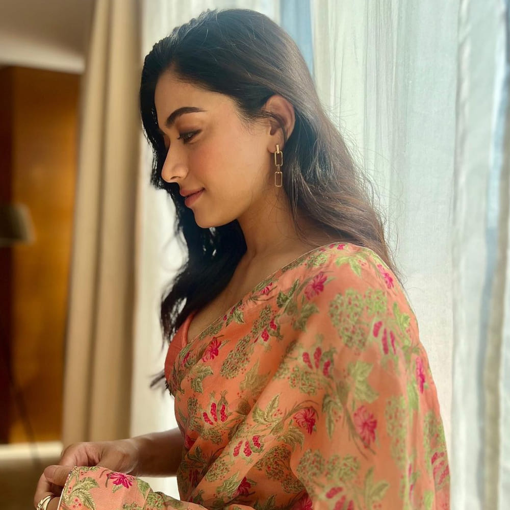 ఆ మధ్య నాన్‌స్టాప్‌గా సినిమాలకు సంతకం చేసిన శ్రీలీల విషయంలోనూ ఇలాంటి టాకే వినిపించింది.  అంతెందుకు.. ఫస్ట్ మూవీ ఉప్పెనతో వంద కోట్ల క్లబ్‌లోకి చేరిన హీరోయిన్‌ కృతి శెట్టి, మరీ ఫస్ట్ మూవీకే రెమ్యునరేషన్‌ పెంచేశారనే వార్తలు అప్పట్లో బాగానే వైరల్‌ అయ్యాయి.