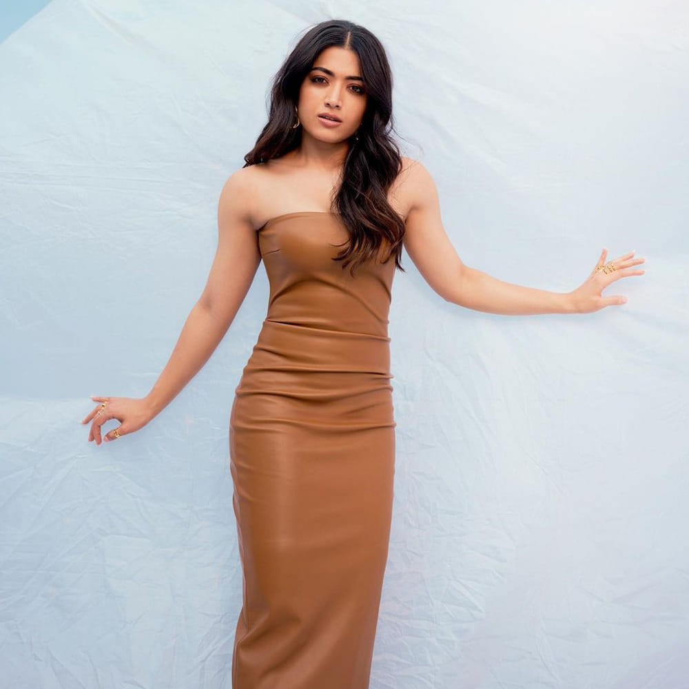 బాబోయ్‌... ఇప్పుడు నేను ఇంత తీసుకోవాలా? ఒకవేళ ప్రొడ్యూసర్స్ ఇవ్వకపోతే, నా ఫ్యాన్స్ నా మార్కెట్‌ ఇంత అని అనుకుంటున్నారు.. మీరే చూడండి అని వారికి ఇవన్నీ చూపించాలా? అంటూ సరదాగా స్పందించారు.