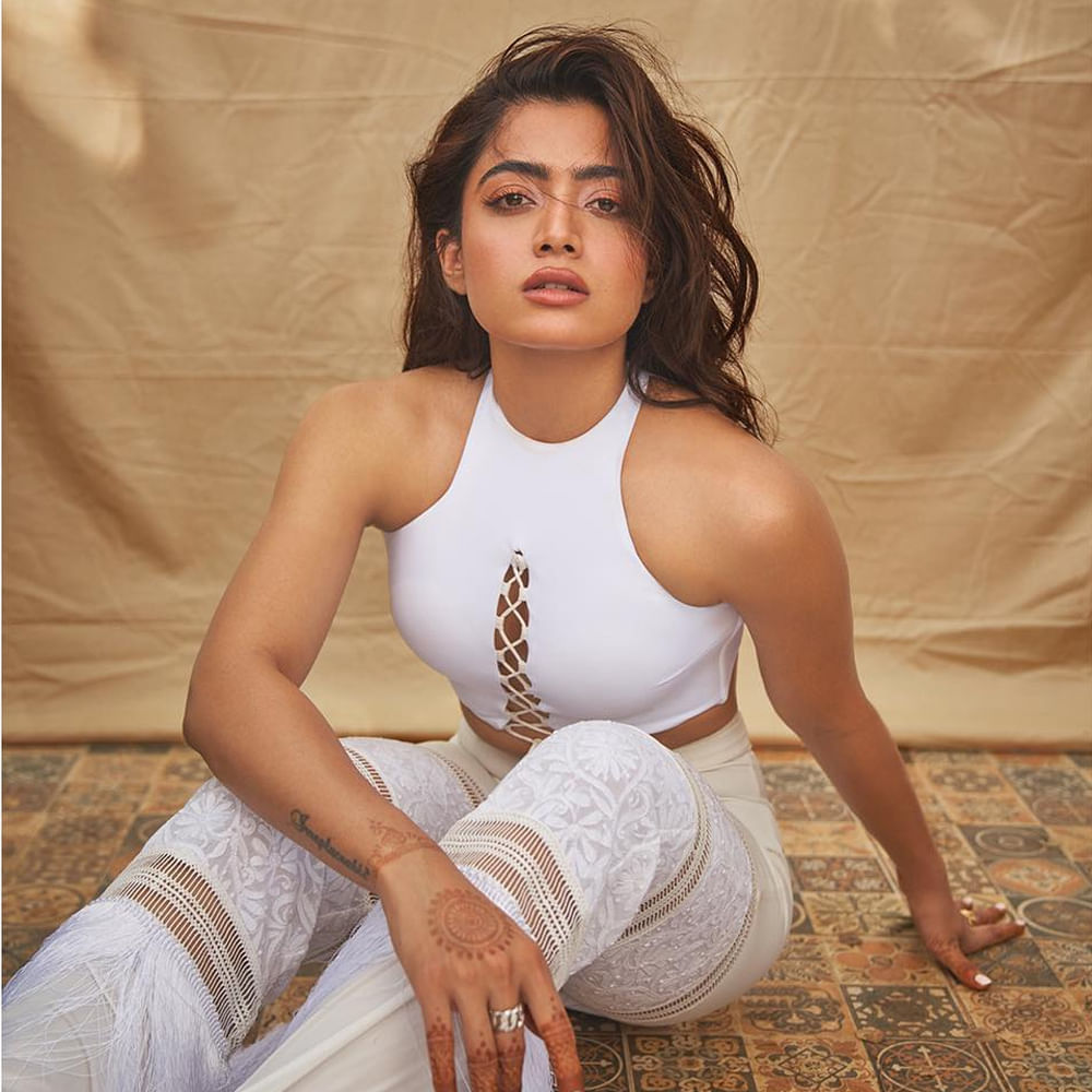 దీంతో ఈ బ్యూటీకి యూనిట్తో గొడవలయ్యాయా? అన్న డౌట్స్ రెయిజ్ అయ్యాయి. తాజాగా ఈ వార్తలపై క్లారిటీ ఇచ్చారు నేషనల్ క్రష్. యానిమల్ సినిమా రిలీజ్ అయిన వెంటనే తాను మరో సినిమా షూటింగ్లో పాల్గొనాల్సి రావటం వల్లే సక్సెస్ సెలబ్రేషన్స్లో పాల్గోనలేకపోయా అన్నారు.