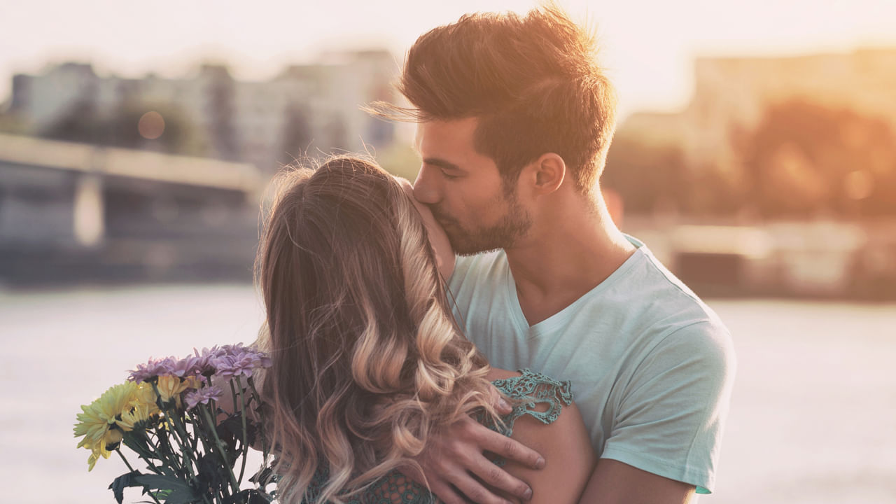  Relationship Advice: ఏ సంబంధంలోనైనా గొడవలు అనేవి సర్వసాధారణం.. అయితే రిలేషన్‌షిప్‌లో మీరు మీ పోరాటాలను వీలైనంత త్వరగా ముగించి మళ్లీ ప్రేమలో జీవించడం చాలా ముఖ్యం. దీని కోసం, మీ తప్పు కాకపోయినా చాలాసార్లు మీరు మీ భాగస్వామికి క్షమాపణలు చెప్పాల్సి వస్తుంది. ఎలాంటి పొరపాటు లేకుండా మీ భాగస్వామికి క్షమాపణ చెప్పడం వల్ల ఎటువంటి హాని లేనప్పటికీ, కొన్నిసార్లు క్షమాపణలు చెప్పేటప్పుడు, ఏదైనా క్షణికావేశంలో మాట్లాడటం వల్ల సంబంధం మరింత చెడిపోతుంది. ఇలాంటి పరిస్థితిలో, మీరు భాగస్వామిని ఒప్పించే మార్గానికి శ్రద్ధ చూపడం చాలా ముఖ్యం..