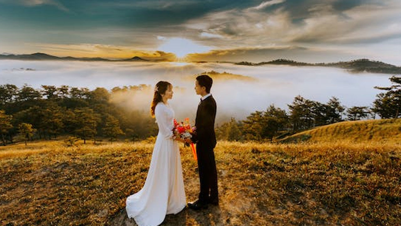 సరైన వయస్సులో పెళ్లి చేసుకోవడం కంటే.. సరైన వ్యక్తిని పెళ్లి చేసుకోవడం చాలా ముఖ్యం. కానీ చాలా సార్లు మనం భావోద్వేగంతో నిర్ణయాలు తీసుకుంటాం.. దాని ఫలితం కొన్ని సంవత్సరాల తర్వాత విచారంగా, కోలుకోలేని సమస్యగా మారి.. విడాకుల రూపంలో కనిపిస్తుంది. అయితే.. మంచి జీవిత భాగస్వామిని కనుగొనడం అనేది ఒక కల.. దానిని సాకారం చేసుకునేందుకు చాలా మంది పలునిర్ణయాలు తీసుకుంటారు. వివాహంలో అదృష్టం ఒక ముఖ్యమైన పాత్ర పోషిస్తుందని భావించినప్పటికీ, తమకు సరైన అబ్బాయిని ఎన్నుకునేటప్పుడు.. అమ్మాయిలు చాలా తప్పులు చేస్తారు. ముఖ్యంగా ఒక అమ్మాయి ఎవరితోనైనా ప్రేమలో ఉన్నప్పుడు, ఆమె తన భాగస్వామితో చాలా అటాచ్ అవుతుంది. అతని మంచి, తప్పుడు అలవాట్ల మధ్య తేడా ఆమెకు చాలా విషయాలు అర్ధం కావు.. ఆమె కొన్ని పరిస్థితుల్లో.. ఏ షరతుతోనైనా అతనితో మూడుముళ్లు వేయించుకోవడానికి అంగీకరిస్తుంది. అటువంటి పరిస్థితిలో.. మీరు మీ బాయ్ఫ్రెండ్ను వివాహం చేసుకోవాలని ఆలోచిస్తున్నట్లయితే, మీరు ఈ విషయాలను నిర్ధారించుకోవడం చాలా ముఖ్యం. ఆ క్వాలిటీస్ ను చెక్ చేసుకున్న తర్వాతే.. ప్రొసీడ్ అవ్వడం మంచిదంటున్నారు మానసిక నిపుణులు.. అవేంటో తెలుసుకోండి..