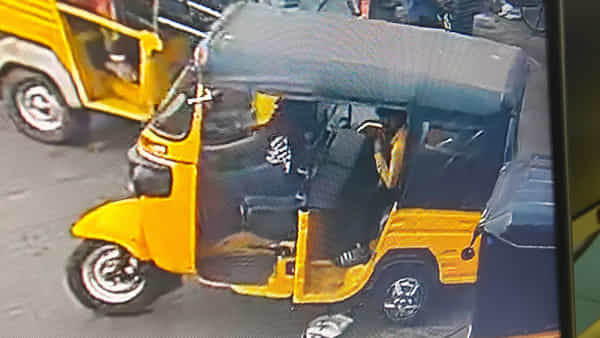 Vizag: వాకింగ్ చేస్తుండగా సడన్గా పక్కకొచ్చి ఆగిన ఆటో.. భయంతో ఏంటా అని చూడగా..