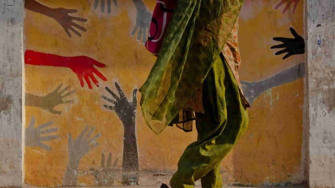 Hyderabad: ఎవ్వరూ చూడడం లేదని వెకిలి వేశాలు వేశారు.. రెడ్ హ్యాండెడ్గా దొరికారు