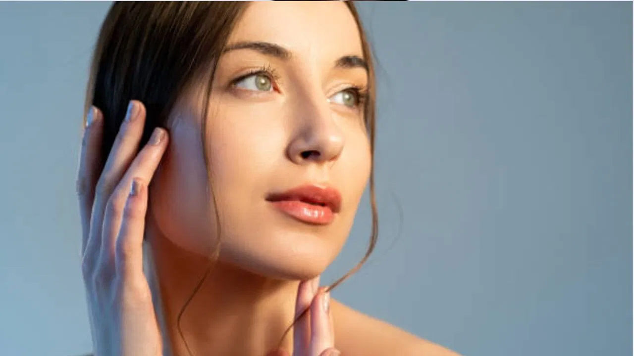 ముఖం కాంతివంతంగా ఉండాలని ఎవరు కోరుకోరు! చాలా మంది అందాన్ని మరింత మెరిపించడానికి రకరకాల కాస్మోటిక్స్ వాడుతుంటారు. కానీ, రూపాయి ఖర్చుకాకుండా ఇంట్లో ఉండే పదార్థాలతో స్వంత క్లెన్సర్ను తయారు చేసుకోవచ్చని చాలా మందికి తెలియదు. దీన్ని రెగ్యులర్గా ఉపయోగించడం వల్ల చర్మ కాంతి మరింత పెరుగుతుంది. దీనిని ఎలా తయారు చేయాలంటే..