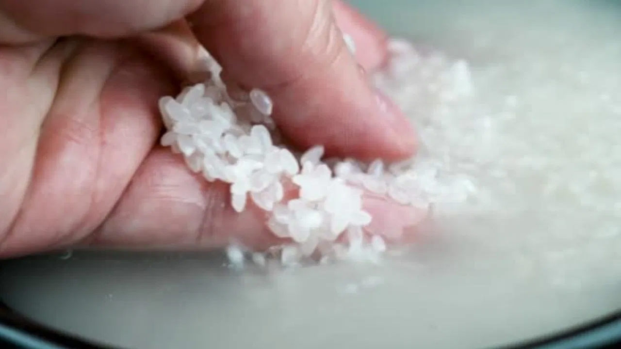 ఒక గిన్నెలో కొన్ని బియ్యాన్ని తీసుకోవాలి. తర్వాత నిమ్మకాయ తీసుకుని దానిని సగం కోసి కొన్ని చుక్కల రసాన్ని కలపాలి. నిమ్మకాయలో యాంటీఆక్సిడెంట్లు పుష్కలంగా ఉన్నందున చర్మాన్ని పునరుజ్జీవింపజేయడంలో చాలా ప్రభావవంతంగా పనిచేస్తుంది. అందుకే నిమ్మరసం క్లెన్సర్ల తయారీలో చాలా ఎఫెక్టివ్‌గా పనిచేస్తుంది.