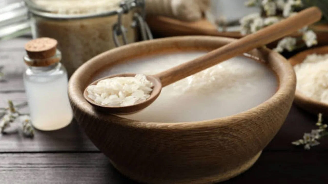 నిమ్మరసం కలిపిన బియ్యంను నీళ్లతోపాటు నానబెట్టాలి. బియ్యం, నిమ్మకాయ రసం మిశ్రమాన్ని నీళ్లతో కాసేపు ఫ్రిజ్‌లో ఉంచాలి. గిన్నెలో పై తొక్కతో నిమ్మకాయలను ఉంచాలి. కొంత సమయం తరువాత బియ్యం నీటిని వడకట్టాలి. నిమ్మ తొక్క చర్మంపై నల్ల మచ్చలను తొలగించడంలో కూడా చాలా ఎఫెక్టివ్ గా పనిచేస్తుంది. కాబట్టి చేతులు, కాళ్ళపై నిమ్మ తొక్కను రుద్దవచ్చు. నిమ్మతొక్క చర్మంలోని నల్లటి మచ్చలను తొలగించి, తిరిగి కాంతిని తీసుకురావడానికి సహాయపడుతుంది.