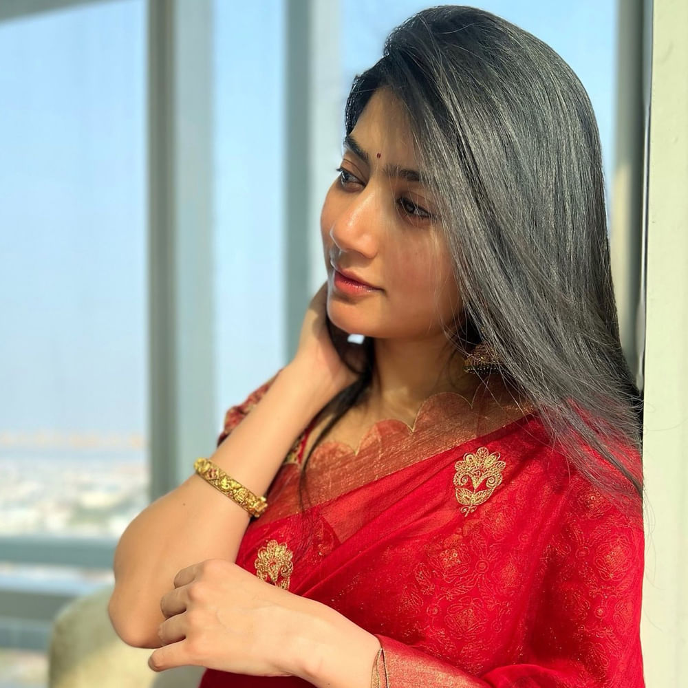 ఇప్పుడు ఈ ఇద్దరూ ఒకేసారి ఛలో బాలీవుడ్ అంటున్నారు. మరి అక్కడ కూడా కీర్తి, సాయి పల్లవి మాయ చేస్తారా..? గ్లామర్ షో చేయకుండా స్టార్ లీగ్లోకి ఎంట్రీ ఇస్తారా..?