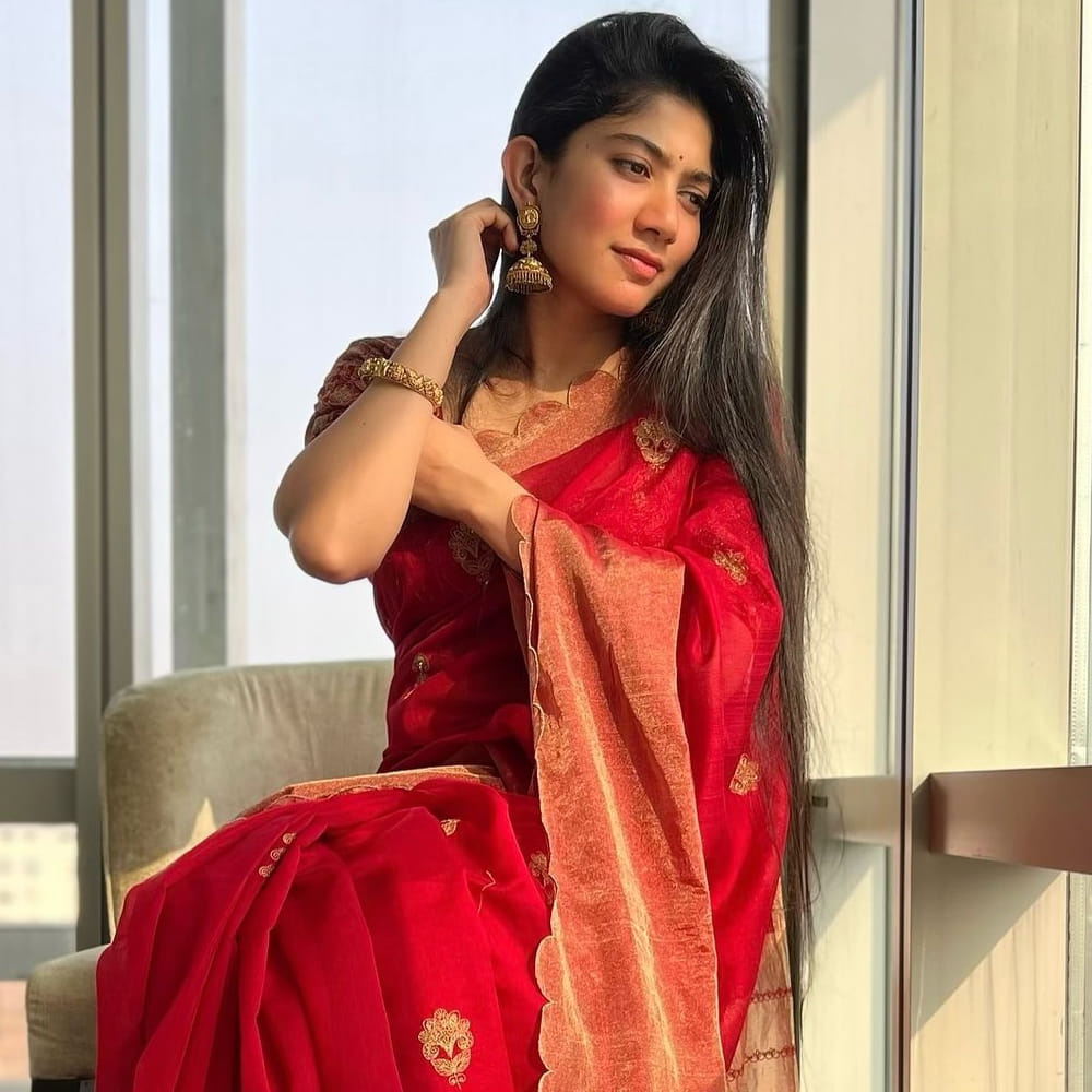 ఈ మధ్యే మూవీ ఓపెనింగ్ జరిగింది. తాజాగా సోషల్ మీడియాలో కీర్తి ఫోటో పోస్ట్ చేస్తే.. డేట్స్ ఇవ్వు అమ్మా అంటూ వరుణ్ ధావన్ రిప్లై ఇచ్చారు.. ఇది వైరల్ అవుతుందిప్పుడు. మరోవైపు సాయి పల్లవి చెల్లి పెళ్లి పనులతో కొన్ని రోజులుగా షూటింగ్కు దూరంగా ఉన్నారు.