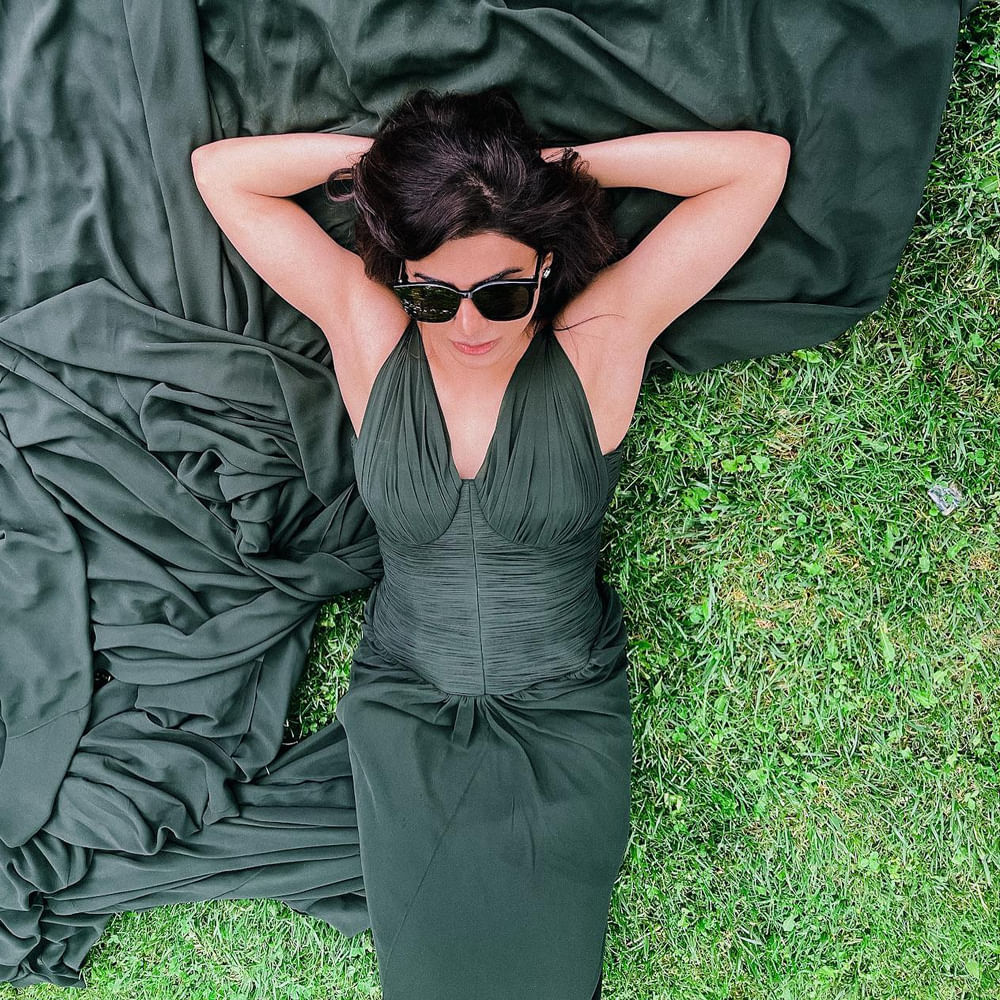 తాజాగా బికినీతో ఇదే చేసారు. కొండకోనల మధ్య సెలయేటి అలల మధ్యలో అందాల ఆరబోతతో పిచ్చెక్కిస్తున్నారు సమంత. ఈమె తీరు చూస్తుంటే.. ప్రస్తుతం సినిమాల కంటే పర్సనల్ లైఫ్ ఎంజాయ్ చేసేలా కనిపిస్తున్నారు. 