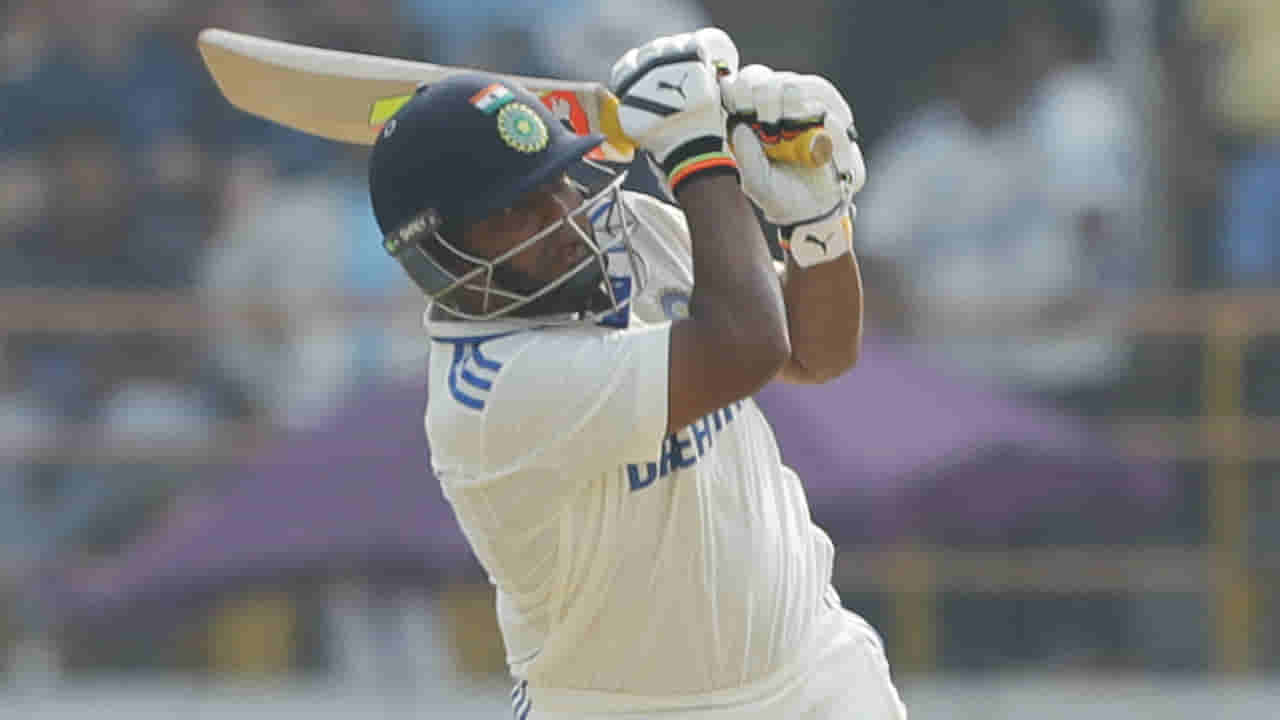 Sarfaraz Khan: 7 ఫోర్లు, 1 సిక్స్‌‌తో తుఫాన్ టెస్ట్ హాఫ్ సెంచరీ.. డెబ్యూలోనే ఇంగ్లండ్ బెండ్ తీసిన దేశవాళీ సెన్సెషన్..