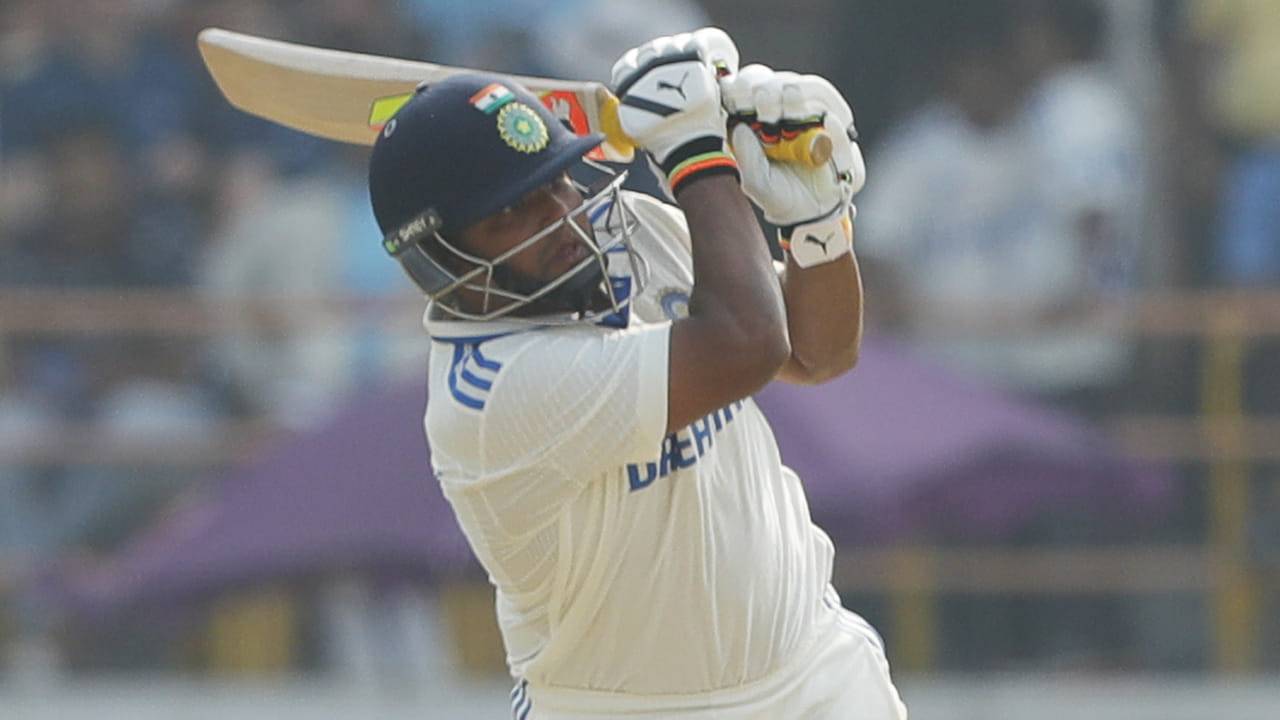 Sarfaraz Khan: 7 ఫోర్లు, 1 సిక్స్‌‌తో తుఫాన్ టెస్ట్ హాఫ్ సెంచరీ.. డెబ్యూలోనే ఇంగ్లండ్ బెండ్ తీసిన దేశవాళీ సెన్సెషన్..