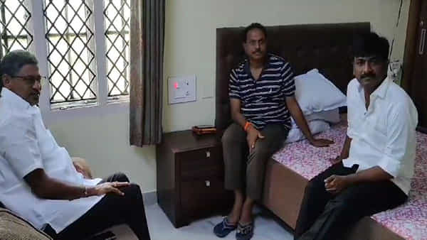 Pulivendula: సెంటర్ ఆఫ్ ఎట్రాక్షన్ గా పులివెందుల పాలిటిక్స్.. సతీష్ రెడ్డి ఇంటికి క్యూ కట్టిన నేతలు