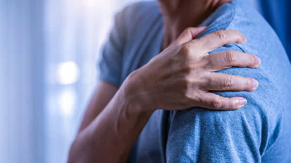 Health: భుజం నొప్పిని లైట్ తీసుకోకండి.. క్యాన్సర్కి సంకేంతం కావొచ్చు..