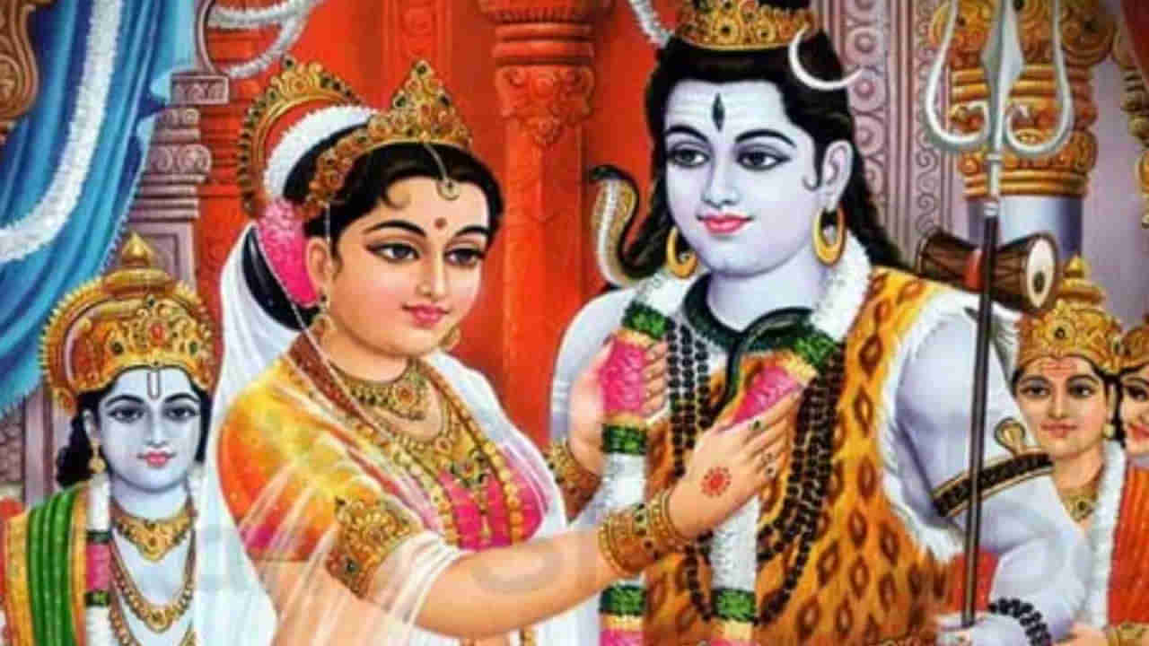 Shiv Parwati Vivaah: భూతగణాలతో పార్వతిని పెళ్లి చేసుకోవడానికి వచ్చిన శివుడు.. ఆదిదంపతుల పెళ్లి కథ ఏమిటంటే