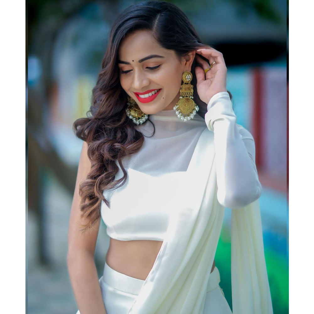 తెలుపు లెహంగాలో మరింత అందంగా కనిపిస్తుంది శోభా. పాల కడలిలోని దేవకన్యలా కనిపిస్తుంది శోభా. ఈ బ్యూటీ ఫోటోస్  చూసి ఆశ్చర్యపోతున్నారు నెటిజన్స్. 