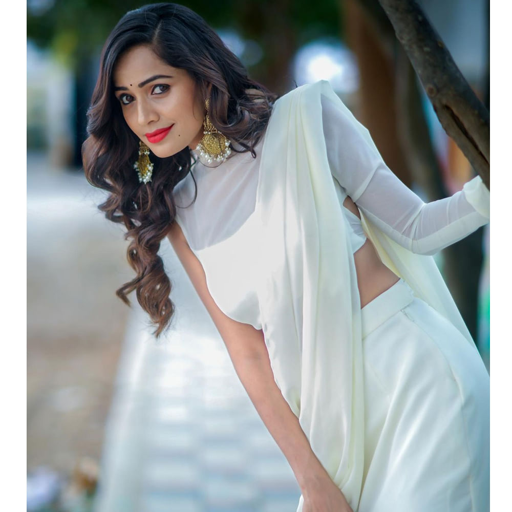 హౌస్ నుంచి బయటకు వచ్చిన తర్వాత తన పని చేసుకుంటూ ఫుల్ బిజీగా ఉంటుంది. ఇటీవలే తన ప్రియుడు యశ్వంత్‏తో పెళ్లి తాంబులాలు మార్చుకుంది. 