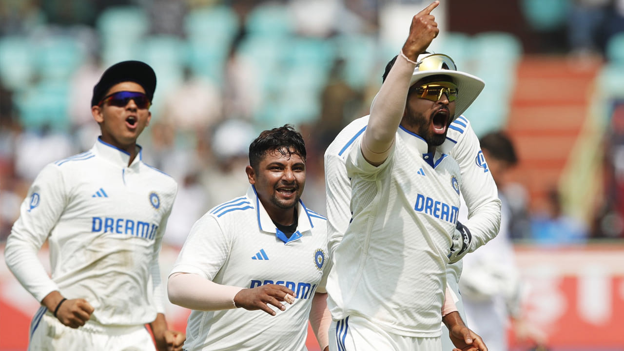 అయ్యర్‌ను ఇంజ్యూరి కారణంగా పక్కన పెట్టడంలో అస్సలు ఛాన్స్ లేదు. రెండో టెస్టులో బెన్ స్టోక్స్‌ను అతడు అవుట్ చేసిన విధానంతోనే.. అయ్యర్ పూర్తిగా ఫిట్ ఉన్నాడని చెప్పొచ్చు అని  ఓ స్పోర్ట్స్ వెబ్​సైట్‌తో చెప్పుకొచ్చాడు ఒక బీసీసీఐ అధికారి. టీంకి అతడి నుంచి పరుగులు కావాలి.. కానీ అది జరగట్లేదు. అదే అతడి ఉద్వాసనకు అసలు కారణం అని తెలిపాడు. 