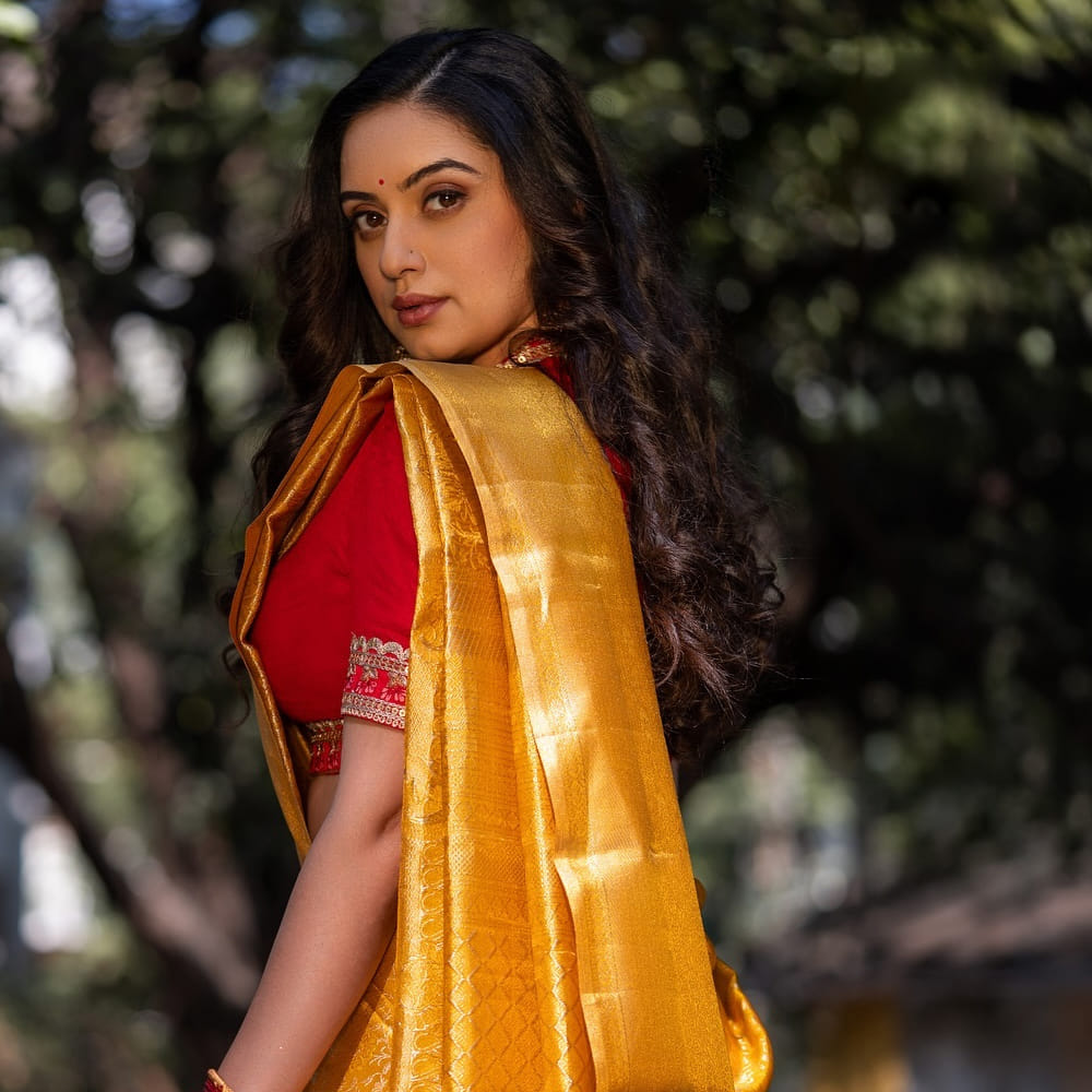 దేవరలో జాన్వీ కపూర్ హీరోయిన్‌గా నటిస్తున్నారు. ఈమెతో పాటు మరాఠీ భామ శృతి మరాఠేను ఇందులో మరో హీరోయిన్‌గా ఎంపిక చేసారు. ఇప్పుడు ఈమె కారణంగా సినిమాలోని మెయిన్ సీక్రేట్ బయటపడింది. ఇన్నాళ్లూ దేవరలో ఎన్టీఆర్ డ్యూయల్ రోల్ చేస్తున్నారా లేదా అనేదానిపై క్లారిటీ లేదు.. కానీ ఇప్పుడు వచ్చేసింది. గతంలో ఆంధ్రావాలా, అదుర్స్, జై లవకుశలో ఒకటి కంటే ఎక్కువ రోల్స్ చేసారు. 