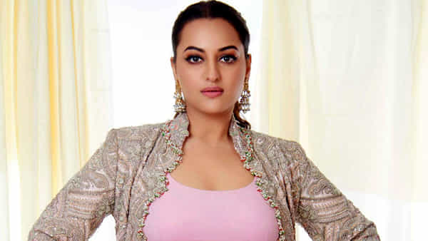 Sonakshi Sinha: రజినీకాంత్ హీరోయిన్కు ఊహించని చిక్కులు.. నాన్ బెయిలబుల్ వారెంట్ జారీ చేసిన కోర్టు