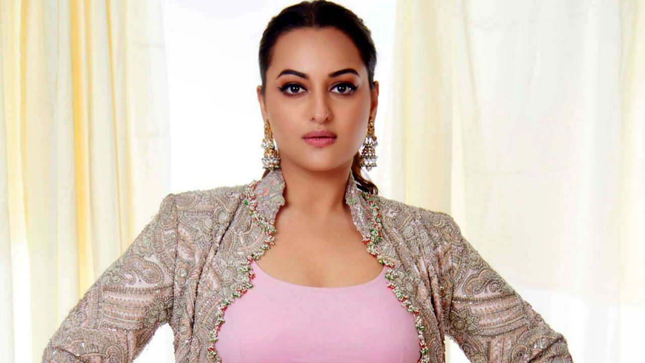 Sonakshi Sinha: రజినీకాంత్ హీరోయిన్‌కు ఊహించని చిక్కులు.. నాన్ బెయిలబుల్ వారెంట్ జారీ చేసిన కోర్టు