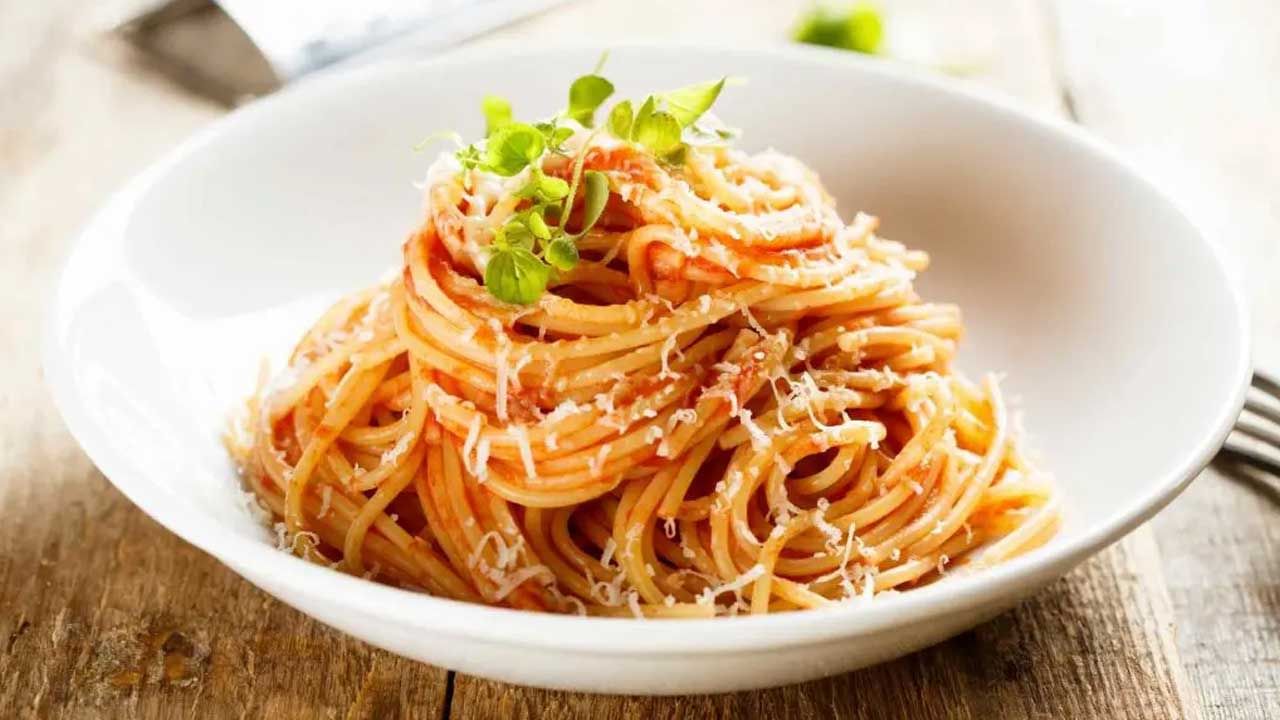 Spaghetti-అందరికీ తెలిసిన ఆకారం స్పఘెట్టి.. పాస్తా ఆకారాలలో ఒకటి. ఇది పొడవైన సన్నని నూడుల్స్‌లా ఉంటుంది. మీరు రెస్టారెంట్లలో స్పఘెట్టిని చాలాసార్లు రుచి చూసి ఉంటారు. కాకపోతే, చాలా మంది దీనిని నూడుల్స్‌గా భావిస్తారు. కానీ వాస్తవానికి ఇది నూడుల్స్ లాగా కనిపించే పాస్తా ఆకారం, కానీ దాని పరిమాణం కొద్దిగా మందంగా ఉంటుంది. స్పఘెట్టి నిజానికి ఒక పాస్తా.