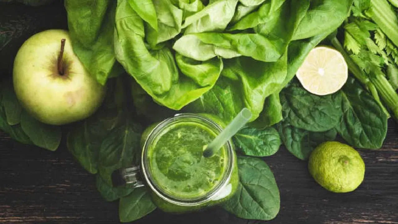 బచ్చలికూరలో టొమాటో రసం కలిపి తాగడం వల్ల శారీరక బలహీనత, అలసట, బద్ధకం తొలగిపోతాయి. ఈ ప్రయోజనకరమైన జ్యూస్‌ని రోజూ తీసుకోవడం వల్ల చర్మం ముడతలు తొలగిపోయి, తాజాగా ఉంటాయి. తేనె - నల్ల మిరియాలు కూడా దీనిలో కలిపి తాగవచ్చు. పాలకూర జ్యూస్‌లో తేనెలో కొద్దిగా మిరియాల పొడి కలిపిన తాగితే జలుబు, దగ్గు త్వరగా తగ్గుతాయి.