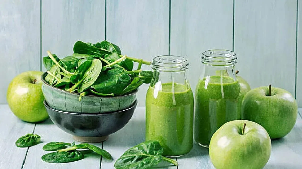 పాలకూర జ్యూస్‌లో క్యారెట్ జ్యూస్ మిక్స్ చేయడం వల్ల రక్తహీనత సమస్య తొలగిపోతుంది. అంతేకాకుండా చర్మ సంబంధిత సమస్యల నుంచి బయటపడటానికి, శరీరంలోని గాయాలు వేగంగా నయం చేయడానికి సహాయపడుతుంది.