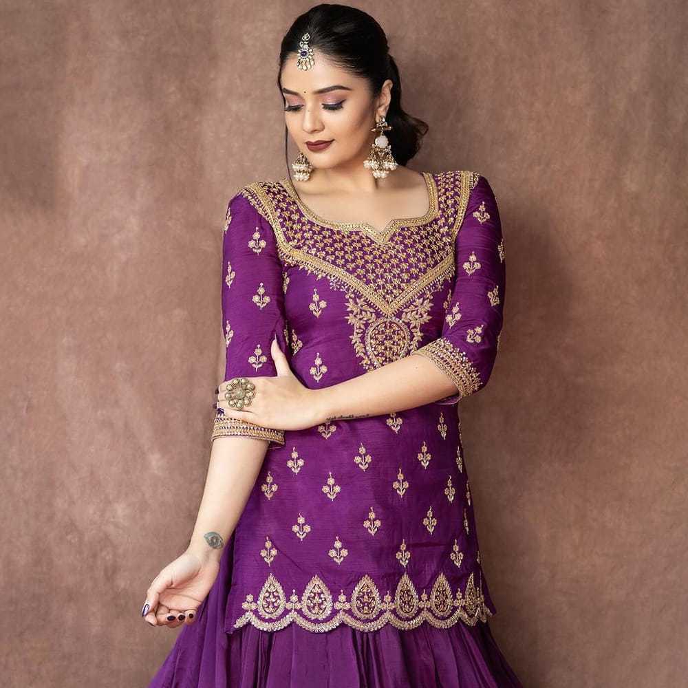 జులాయి సినిమాతో నటిగా కెరీర్ ప్రారంభించిన శ్రీముఖి.. నేను శైలజ సినిమాతో గుర్తింపు తెచ్చుకుంది. ఆ తర్వాత కొన్ని చిత్రాల్లో సహయ నటింగా కనిపించి మెప్పించింది.