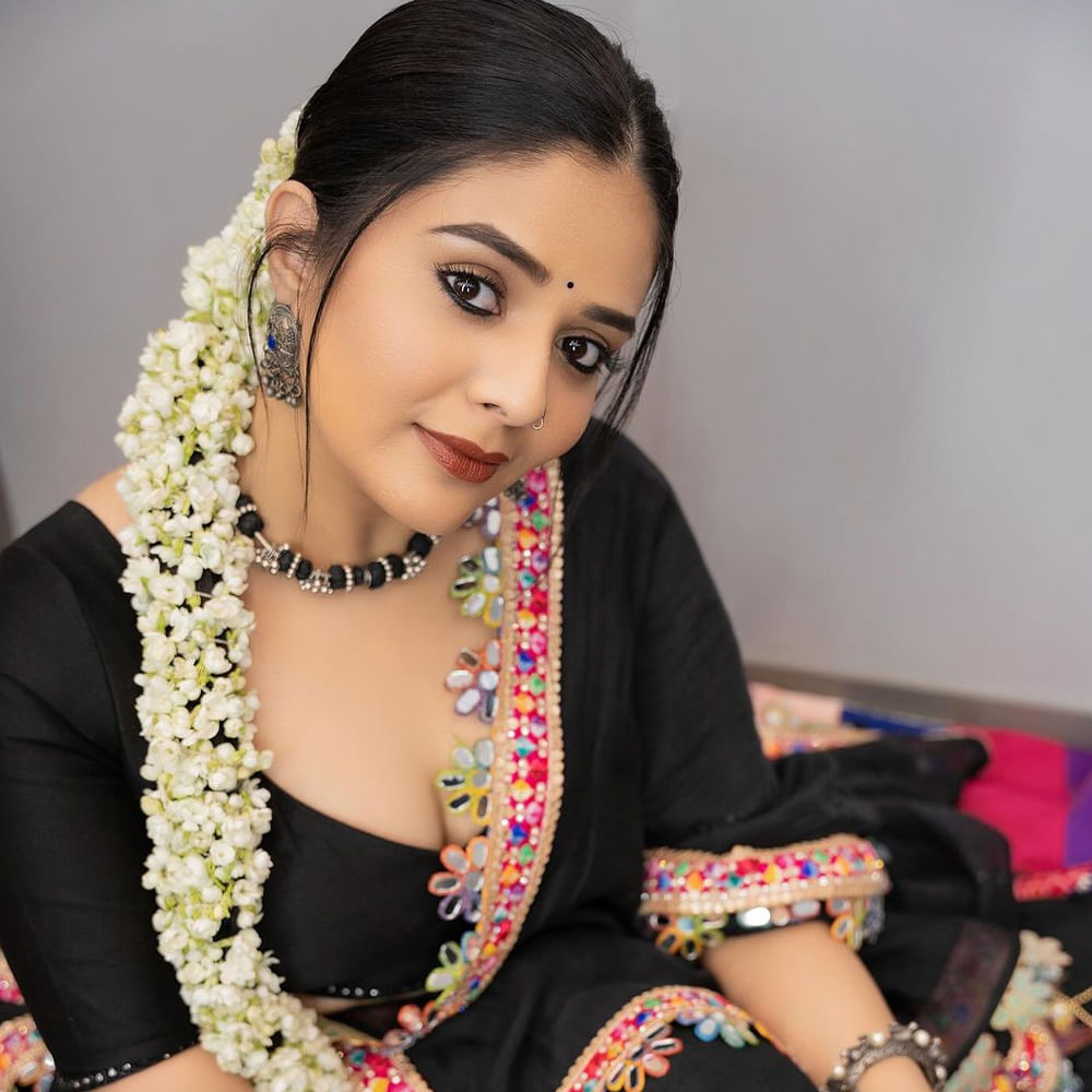  అటు సినిమాల్లోనూ సహయ పాత్రలలో కనిపిస్తుంది శ్రీముఖి. ఇటీవలే మెగాస్టార్ చిరంజీవి నటించిన భోళా శంకర్ సినిమాలో కీలకపాత్ర పోషించింది ఈ బ్యూటీ. 