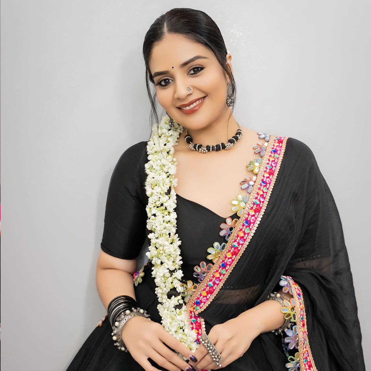 బుల్లితెర ప్రేక్షకులకు పరిచయం అవసరం లేని పేరు శ్రీముఖి. పలు షోలలో తనదైన యాంకరింగ్‍తో అదరగొట్టేస్తుంది. ఎనర్జీ, గ్లామర్ షోతో కట్టిపడేస్తుంది శ్రీముఖి. 