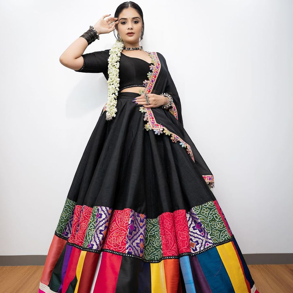 ప్రస్తుతం సూపర్ సింగర్ షోకు యాంకరింగ్ చేస్తుంది శ్రీముఖి. ఈషో కోసం బంజరా  అమ్మాయిగా ముస్తాబయ్యింది. ఇందుకు సంబంధించిన ఫోటోస్ వైరలవుతున్నాయి. 