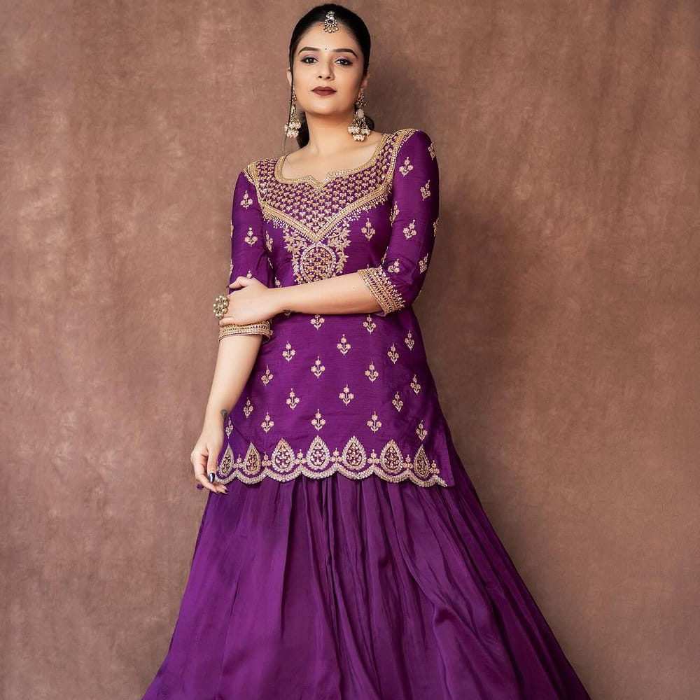 ఇదిలా ఉంటే.. సోషల్ మీడియాలో నిత్యం చురుకుగా ఉండే శ్రీముఖి.. ఎప్పటికప్పుడు లేటేస్ట్ ఫోటోస్ షేర్ చేస్తూ నెట్టింట సందడి చేస్తుంటుంది. తాజాగా షేర్ చేసిన ఫోటోస్ ఆకట్టుకుంటున్నాయి.