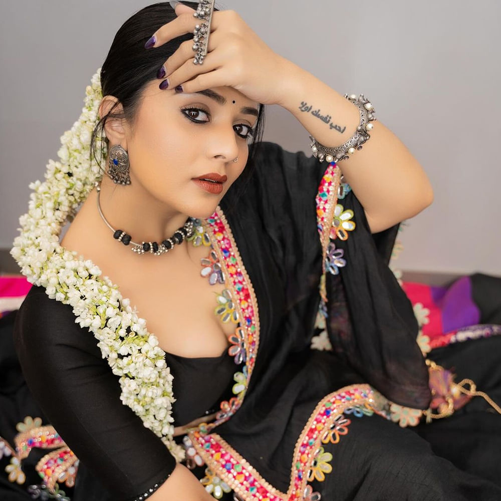 కాటుక కన్నులు.. తల్లో మల్లెలలతో పదునైన చూపులతో మతిపోగొట్టేస్తుంది శ్రీముఖి. ప్రస్తుతం రాములమ్మ ఫోటోస్ నెట్టింట వైరలవుతుండగా.. ఫ్యాన్స్ ఆశ్చర్యపోతున్నారు. 