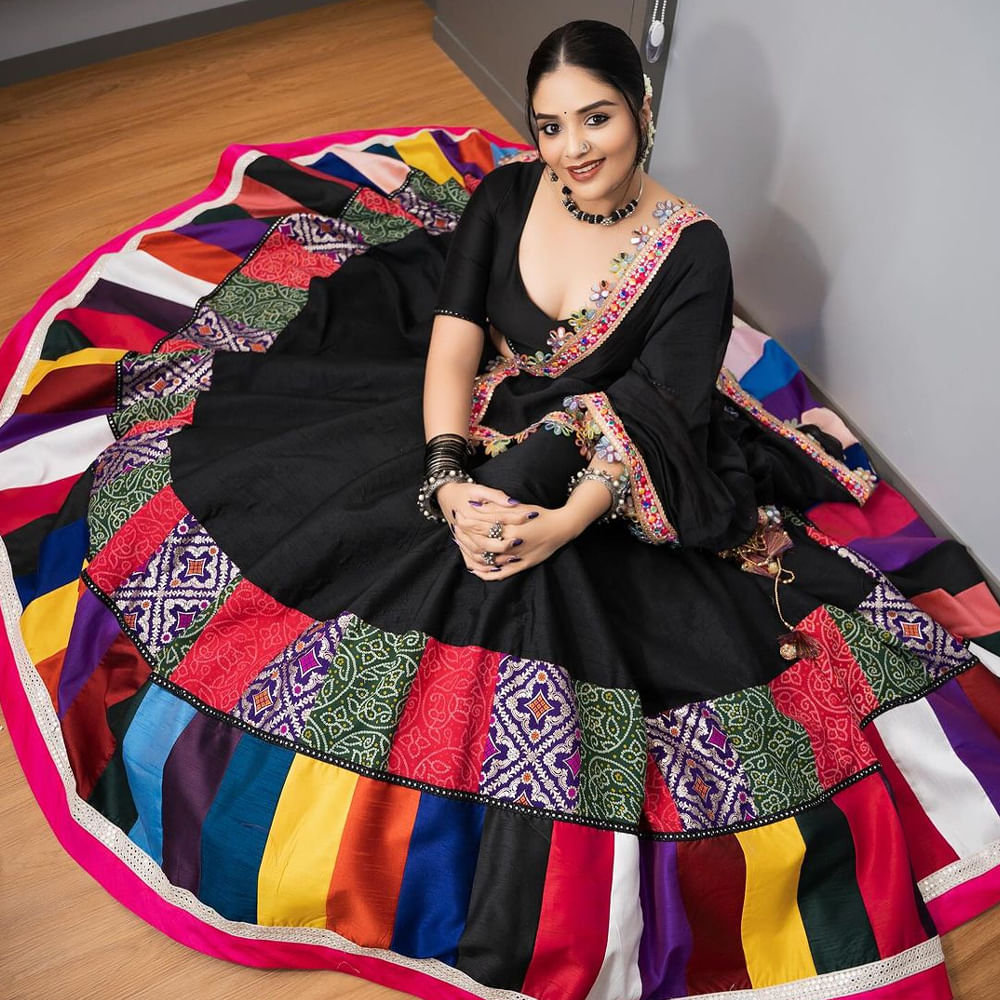 నల్లరంగు లెహంగా.. రంగు రంగుల దుపట్టా.. జడకు మల్లెల దండ.. అంతు మించి ఆక్సిడైజ్డ్ జ్యువెల్లరీ ధరించి ఎంతో అందగా కనిపిస్తుంది బుల్లితెర రాములమ్మ. 