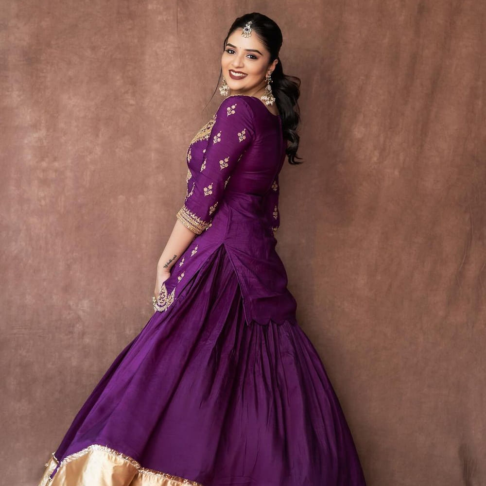 పర్పుల్ కలర్ డ్రెస్ లో ఎంతో అందంగా మెరిసిపోతుంది రాములమ్మ. స్టా్ర్ మాలో వస్తున్న సూపర్ సింగర్స్ షో కోసం ఇలా ముస్తాబయ్యింది శ్రీముఖి. ఎంతో అందంగా ఉంది కదా.