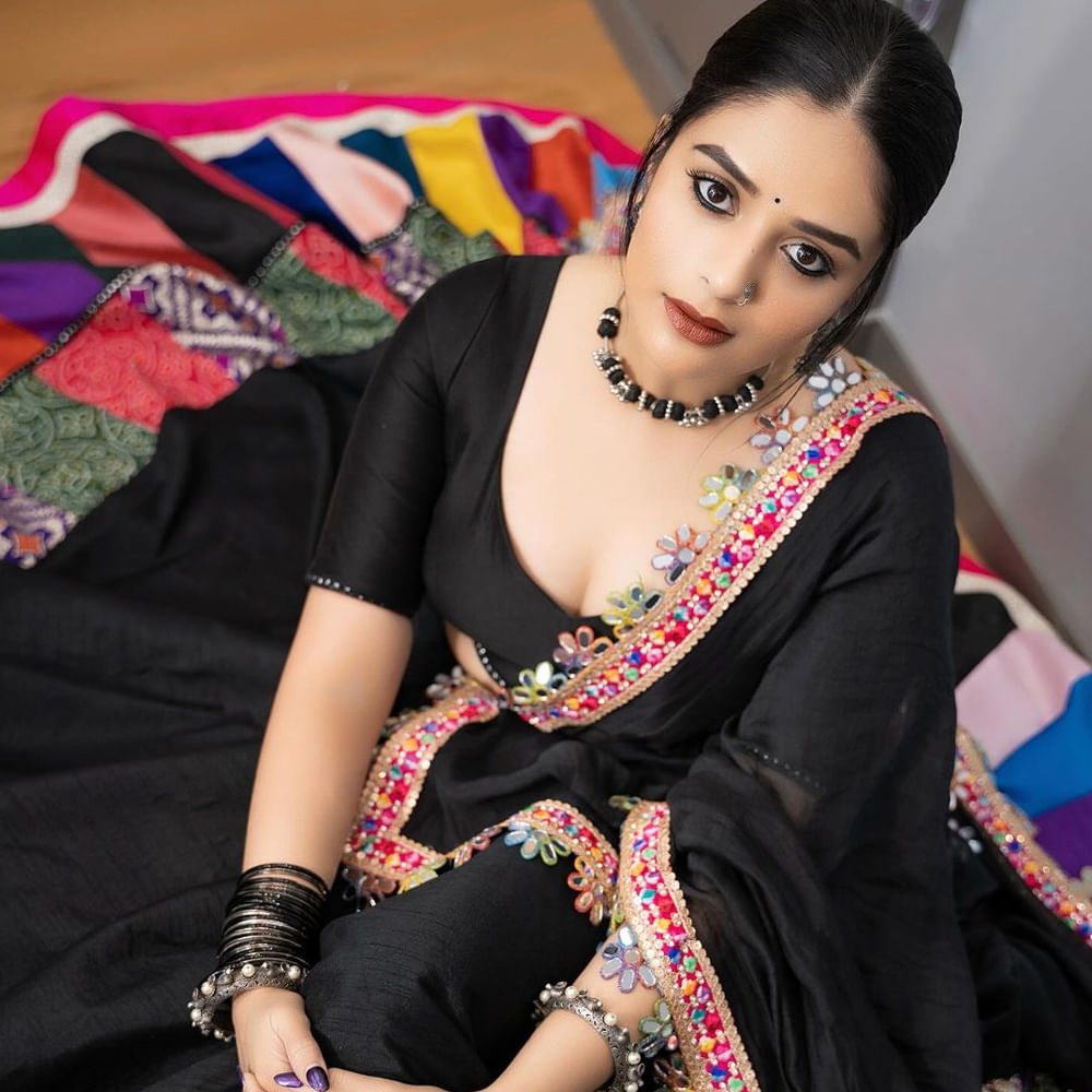 కాటుక కన్నులు.. తల్లో మల్లెలు.. అబ్బాబ్బో రాములమ్మ అదిరింది.. శ్రీముఖి లేటేస్ట్ ఫోటోస్.. 