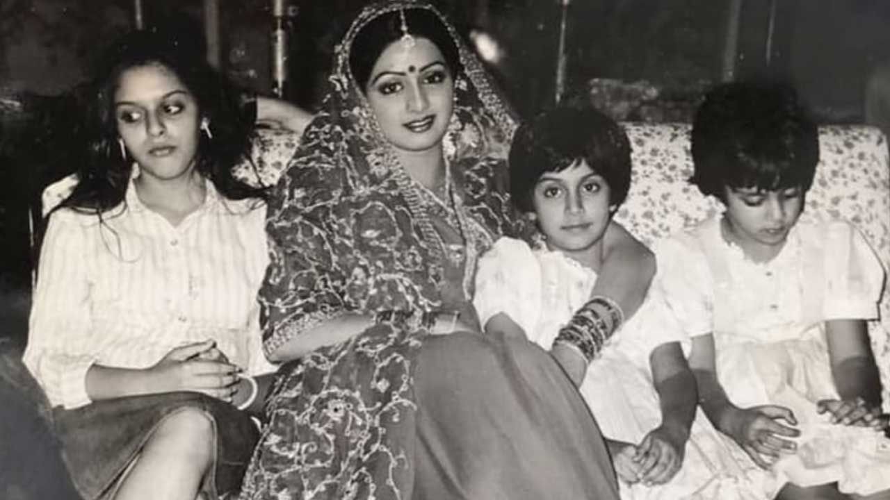 Sridevi: శ్రీదేవితో ఉన్న ఈ చిన్నారులు టాలీవుడ్ స్టార్ హీరోయిన్స్.. అందరు చిరు సరనస నటించినవాళ్లే.. - Telugu News | Guess The actress in this photo Nagma, Jyothika and Roshni ...