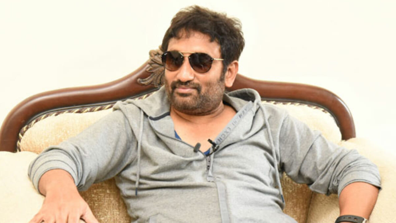 ఫ్యామిలీ అంతా కూర్చుని హాయిగా నవ్వుకునే సినిమాలు చేస్తారు శ్రీనువైట్ల. అన్ని ఎమోషన్స్ ని అందంగా పండించగల ఈ డైరక్టర్ ఫ్లాపుల నుంచి బయటపడలేకపోతున్నారు. మూస ధోరణి నుంచి బయటకు రాలేని పక్షంలో ప్రేక్షకుల తీర్పు ఇలాగే ఉంటుందని అంటారు క్రిటిక్స్. మరి ఇప్పుడు గోపీచంద్తో చేసే సినిమాలోనైనా కొత్తదనాన్ని కనబరుస్తారా? మళ్లీ కెప్టెన్ కుర్చీలో శ్రీనువైట్ల కళకళలాడుతూ కనిపిస్తారా? అనేది సినీ సర్కిల్స్ లో జరుగుతున్న డిస్కషన్.