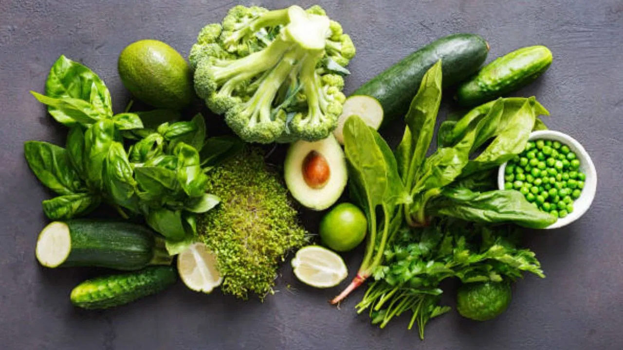 ముఖ్యంగా ఋతుస్రావం లేదా గర్భధారణ సమయంలో హార్మోన్ స్థాయిలు హెచ్చుతగ్గులకు గురవుతాయి. ఇది కడుపు నొప్పిని కలిగిస్తుంది. అదనంగా ఎక్కువ సోడియం వివిధ ఆహారాల ద్వారా శరీరంలోకి ప్రవేశిస్తే, శరీరంలోని ద్రవం స్థాయి మారుతుంది. ఫలితంగా కడుపు ఉబ్బుతుంది. జీర్ణ సమస్యల నుంచి కడుపు ఉబ్బరం వరకు గల కారణాలలో ఒత్తిడి కూడా ఒకటి. అధిక ఒత్తిడి హార్మోన్ల విడుదలకు కారణమవుతుంది. ఇది గట్, మెదడు పనితీరుకు అంతరాయం కలిగిస్తుంది. ఫలితంగా కడుపు ఉబ్బవచ్చు.